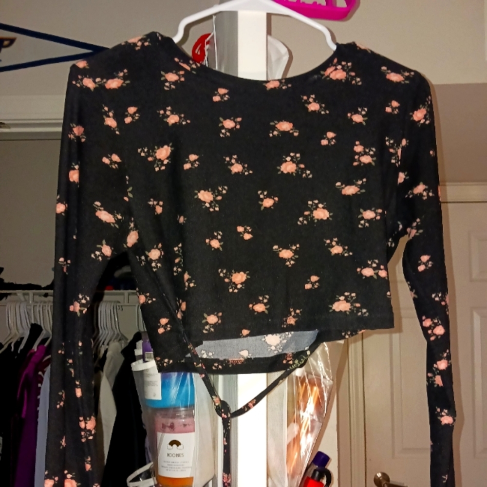 DEREK HEART black floral long sleeve crop top
